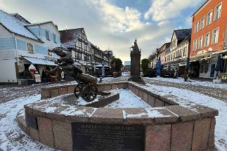 IMG_9438 Bodenwerder Münchhausenbrunnen null