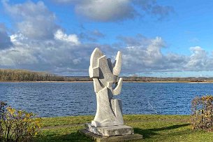 Neustadt Skulptur Segel und Möwen
