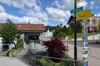IMG_2870 Wegweiser am Gemeindeamt null