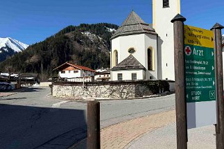 IMG_2073 Wegweiser an der Kirche null