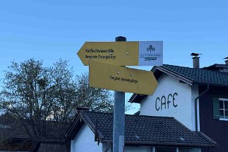 IMG_0509 Wegweiser Farchant Bahnhof null