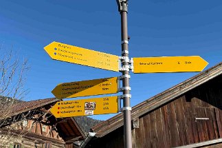 IMG_0520 Wegweiser an der Kirche null