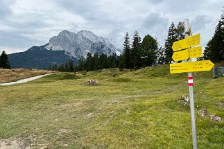 IMG_9262 Kranzberghaus Wegweiser null