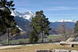 IMG_2297 Sonnenuhr Blick Zugspitzmassiv null