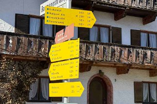 IMG_0646 Wegweiser Dorfplatz null