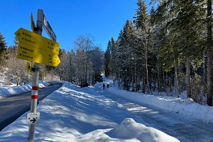 2022 02 09 IMG_7100 Winterwanderung Klais Wegweiser