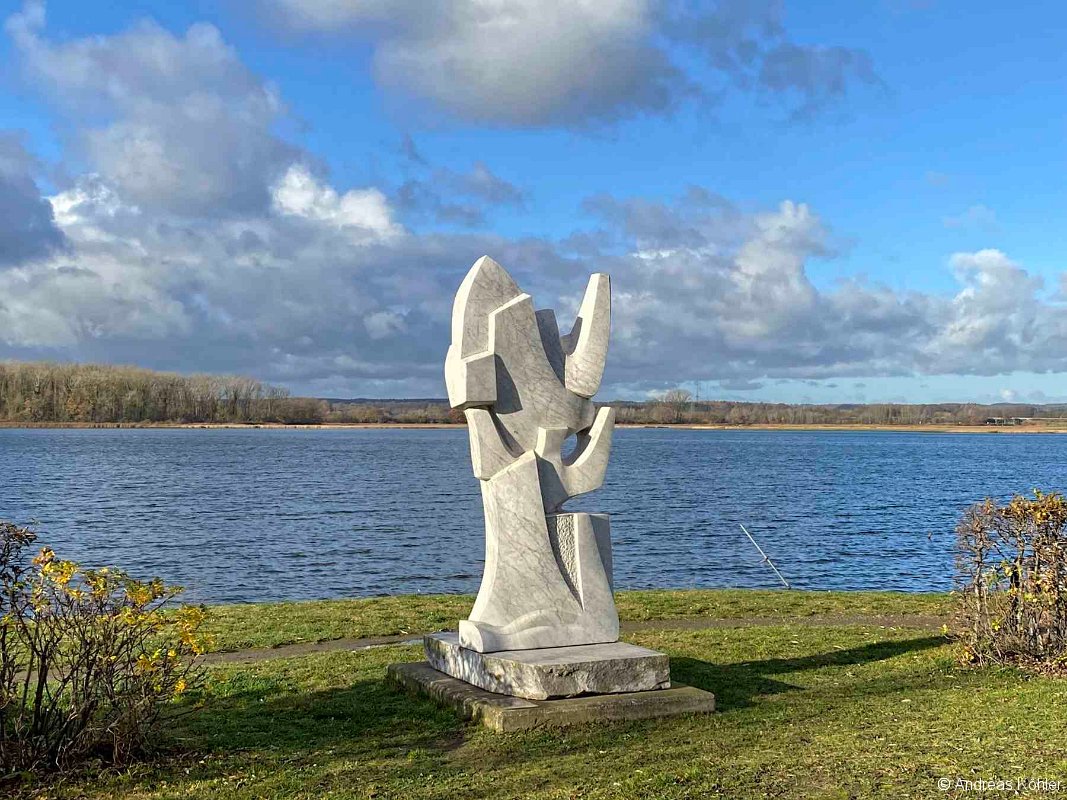 Neustadt Skulptur Segel und Möwen