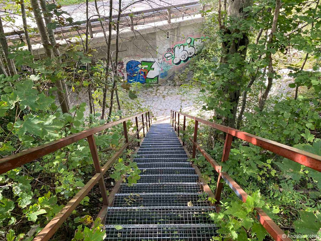 Stahltreppen zum Graben