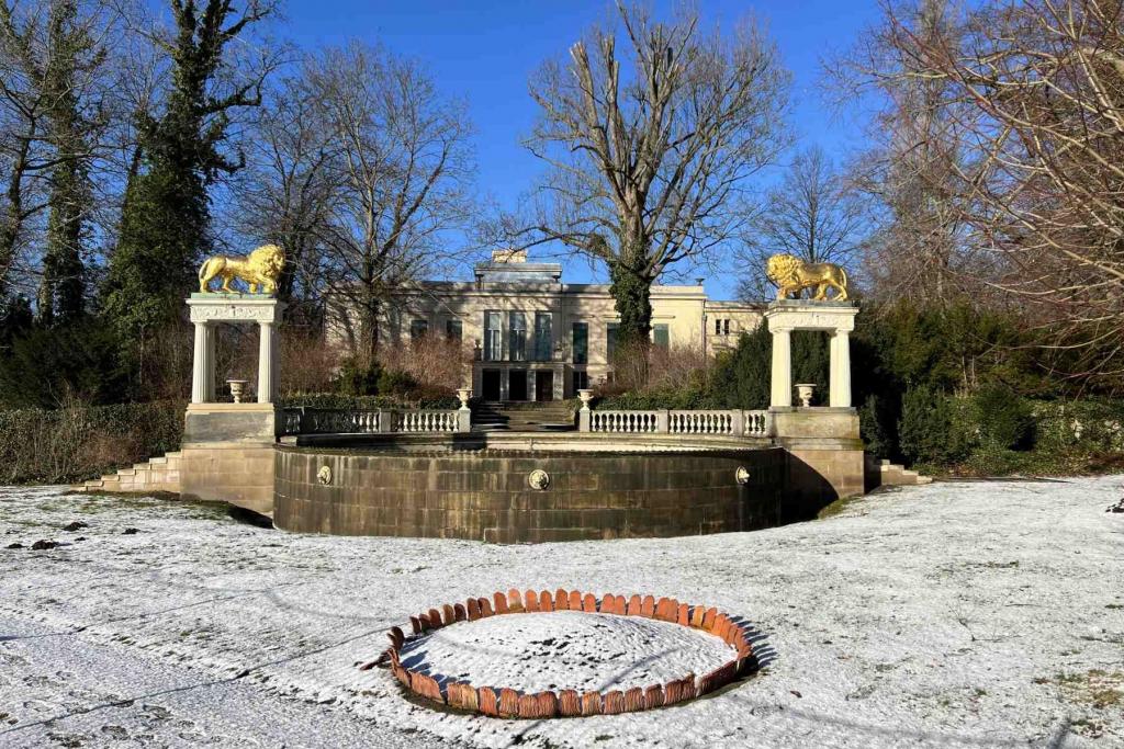Berlin Schloss Glienicke  Löwenfontäne