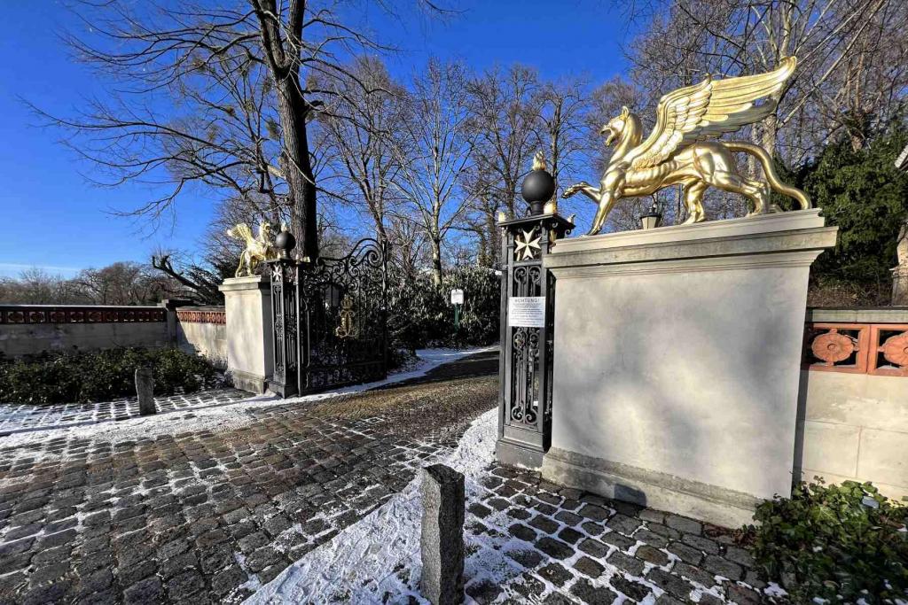 Berlin Schloss Glienicke Greifentor