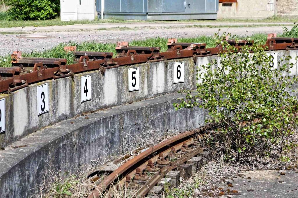Merseburg Bahnbetriebswerk Drehscheibe Gleisschilder