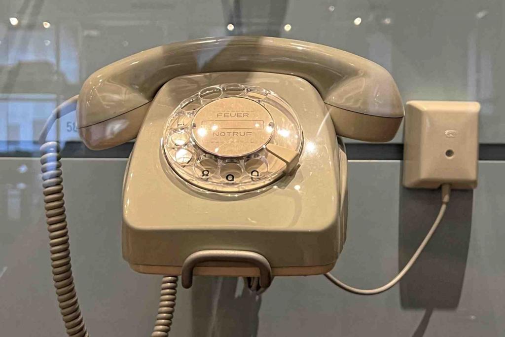Berlin Postmuseum Standardtelefon beige