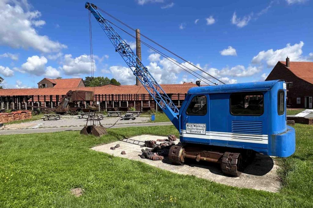 Ziegeleimuseum Außenbereich Bagger