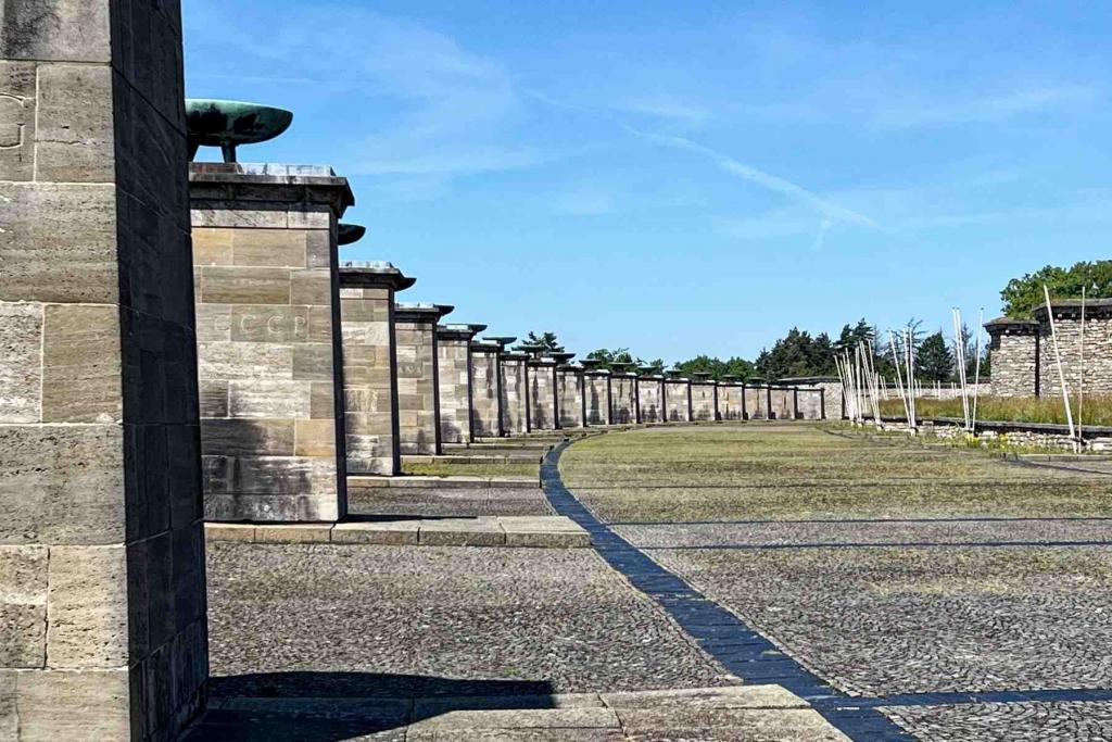 Mahnmal Glockenturm Straße der Nationen