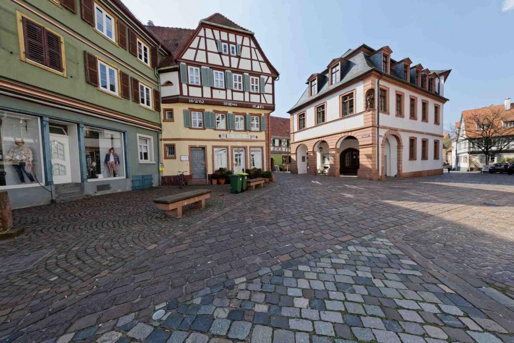 Ladenburg Marktplatz Häuserfront.