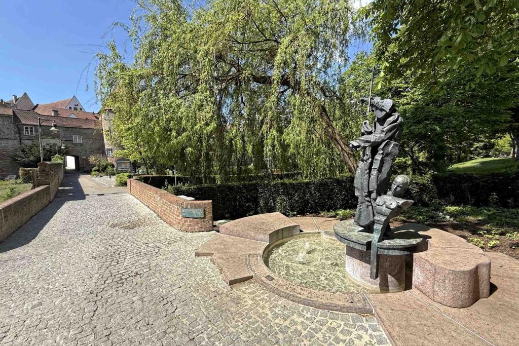 Donauwörth Zaubergeigenbrunnen