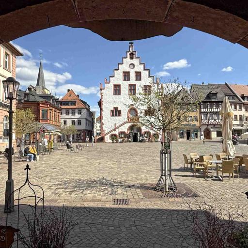 Karlstadt Marktplatz mit Rathaus