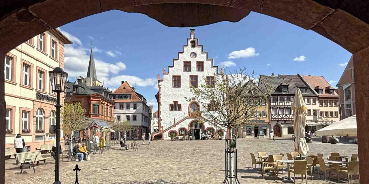 Karlstadt Marktplatz mit Rathaus