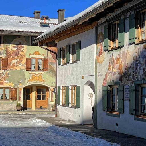 Mittenwald Ballenhausgasse Lüftlmalerei Winter