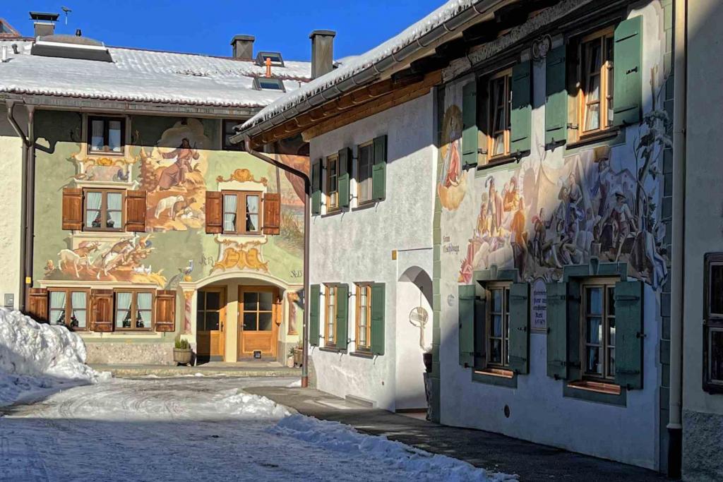 Mittenwald Ballenhausgasse Lüftlmalerei Winter