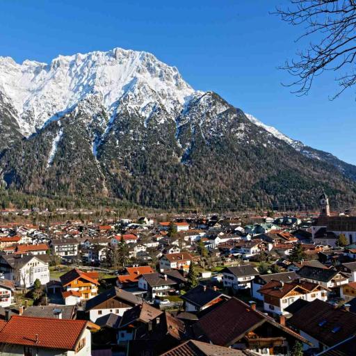 Mittenwald Panoramna gegen Karwendel