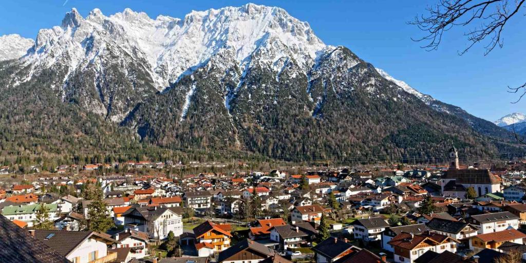 Mittenwald Panoramna gegen Karwendel