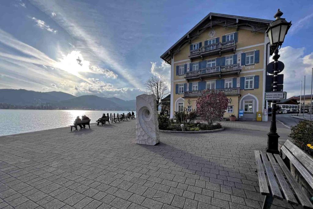 Tegernsee Uferpromenade Rathaus