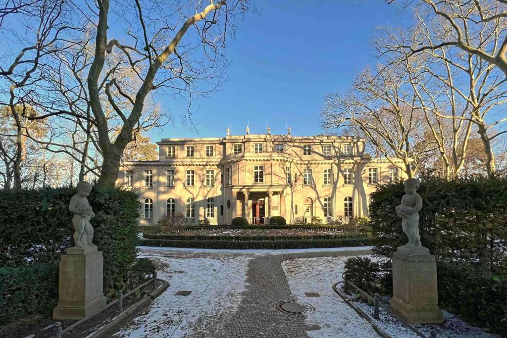 Berlin Haus der Wannseekonferenz Einfahrt