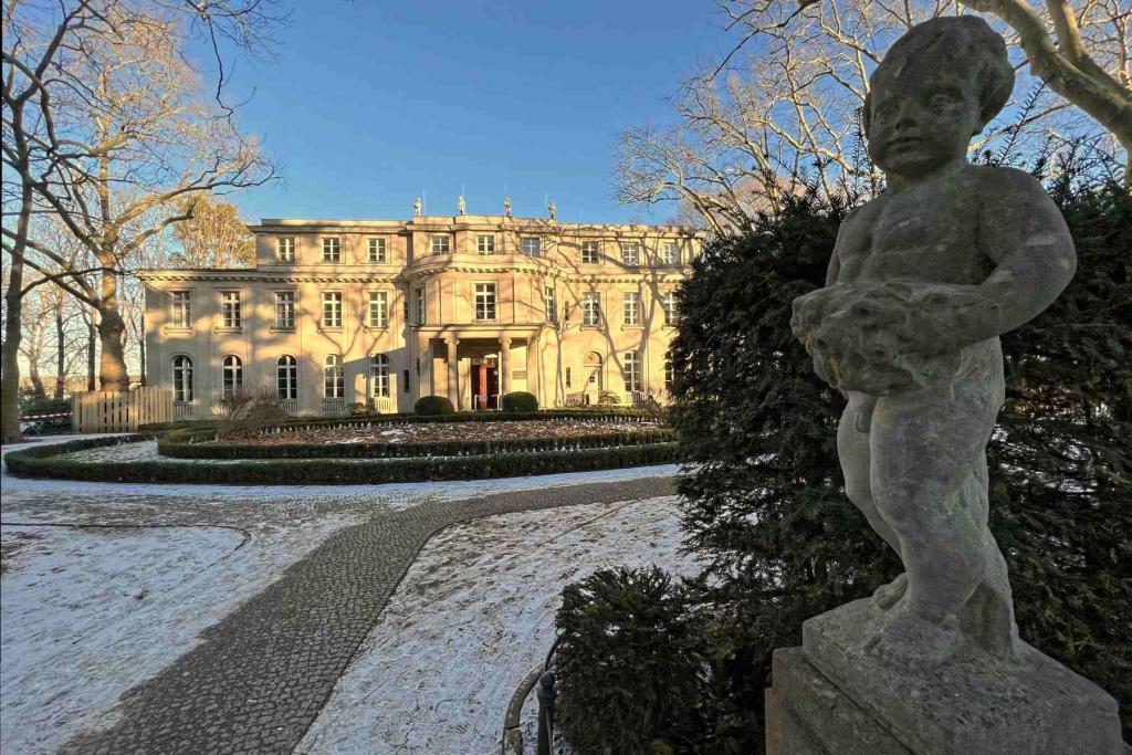 Berlin Haus der Wannseekonferenz Westseite