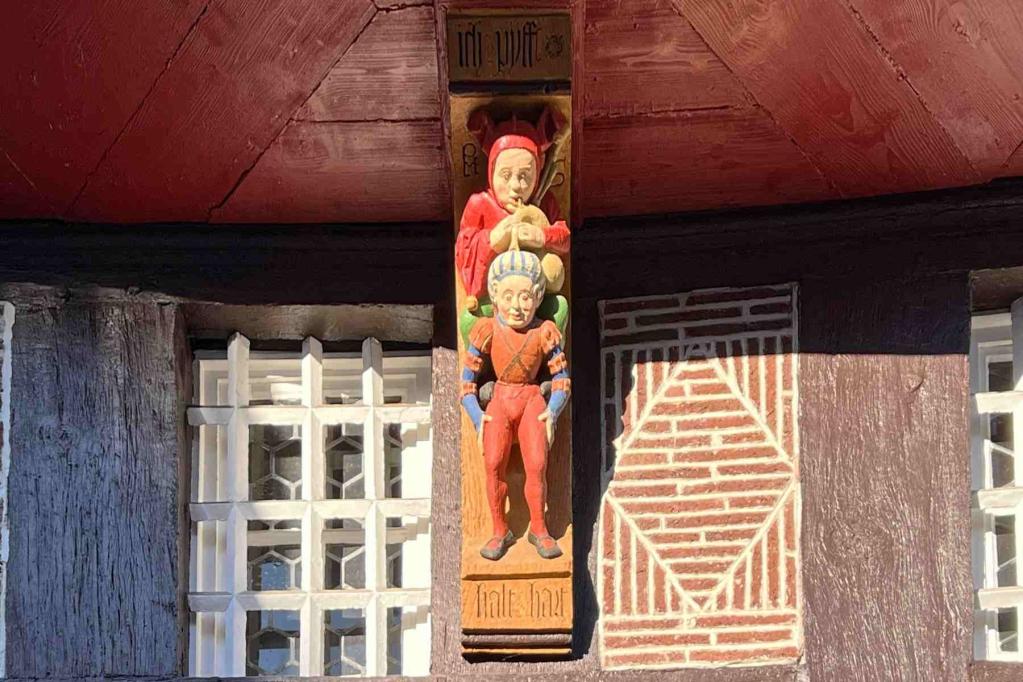 Frankenberg Eder Rathaus Huckpackfiguren