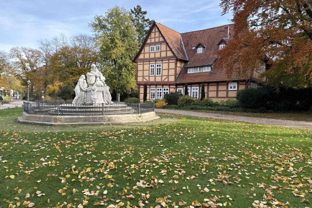Celle Schlösschen mit Caroline Mathilde Denkmal