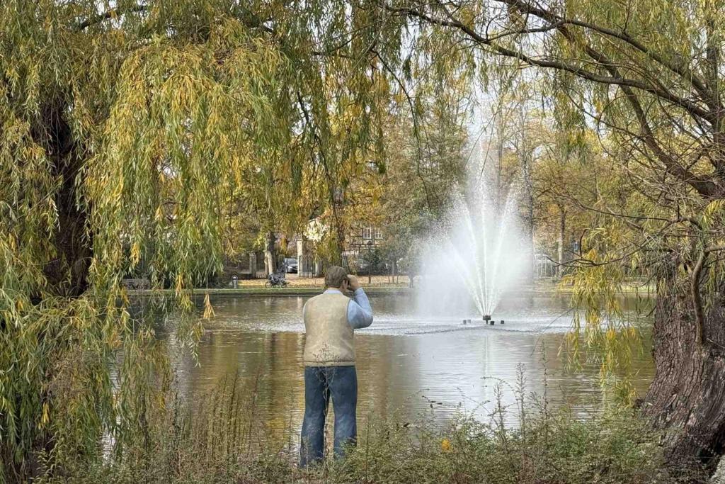 Fernglasmann im Französischen Garten Celle