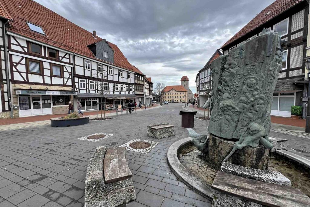 IMG_6936 Schöningen Geschichtsbrunnen