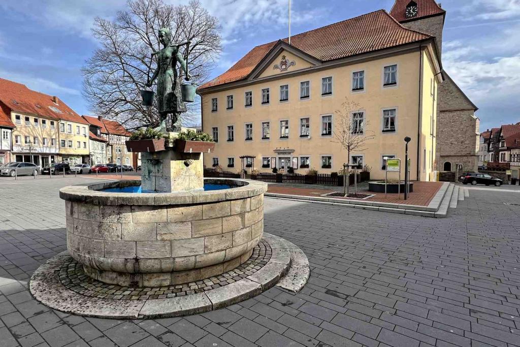 IMG_6979 Schöningen Rathaus Brunnen Wassermaid