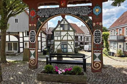 Schwalenberg Holzbogen Durchblick