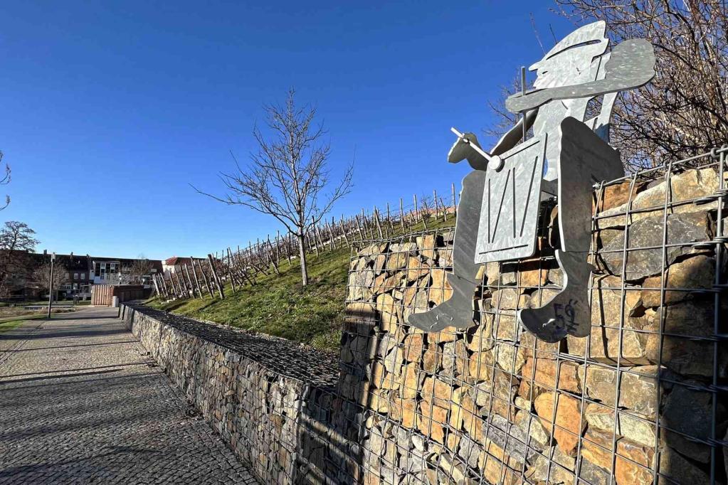 Burg bei Magdeburg Weinberg Trommler Skulptur
