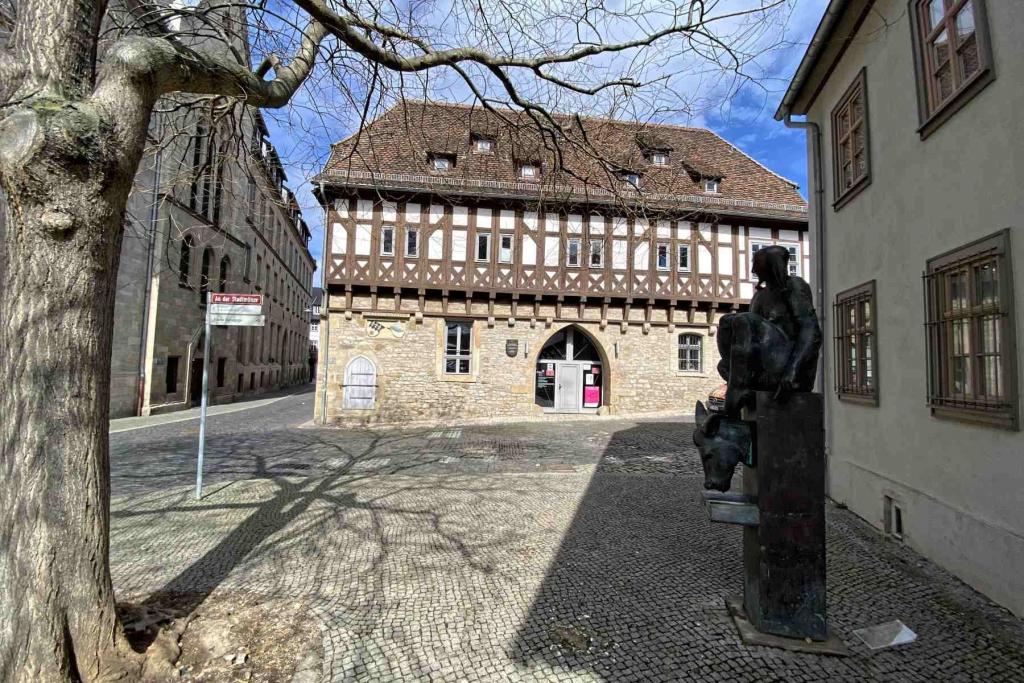 Haus zum großen Paradies und Esel Erfurt