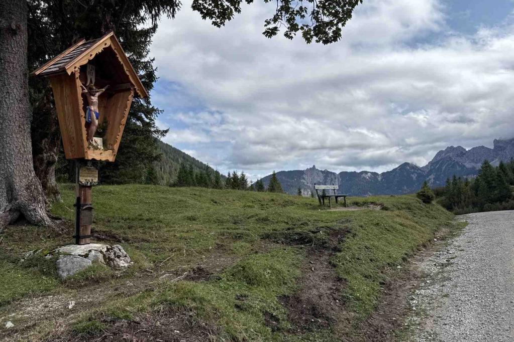 Kruxifix an der Forststraße Vereiner Alm