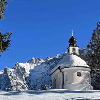 Kapelle Maria Koenigin vor Karwendel