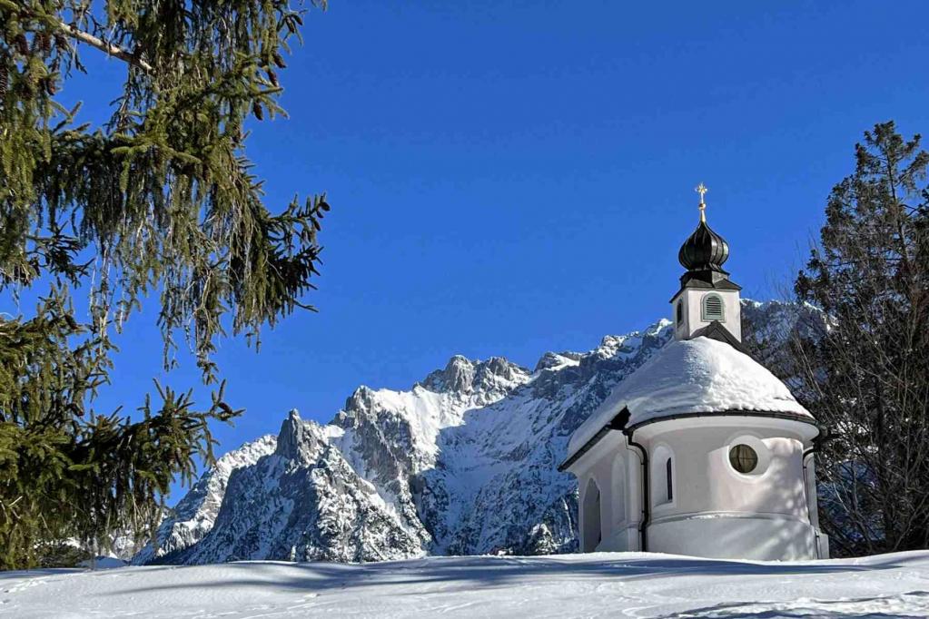 Kapelle Maria Koenigin vor Karwendel