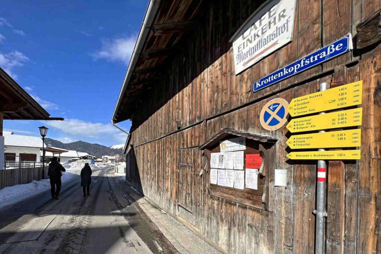 Winterwanderung Krün Wegweiser