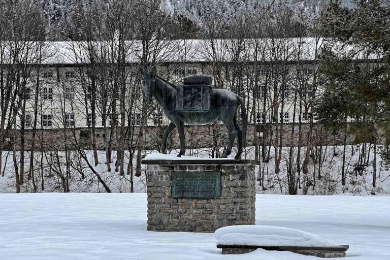 Winterwanderung Mittenwald Kaserne Muli Denkmal